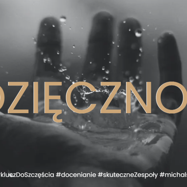 Dłoń, na którą spadają krople deszczu oraz napis wdzięczność